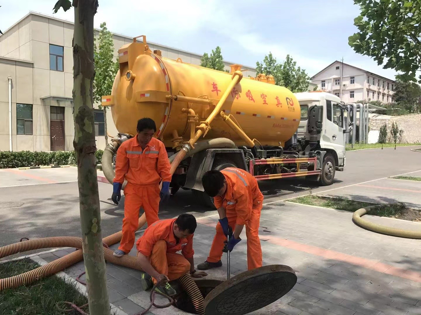 威海管道疏通车停在窨井附近