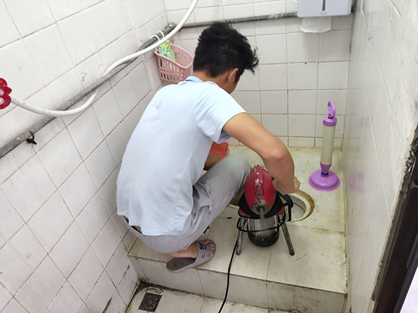 威海管道堵塞冒臭气 专业师傅现场解决问题